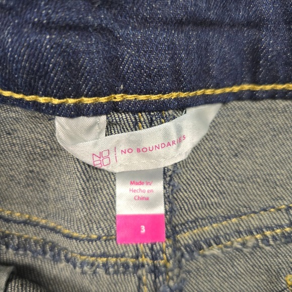 No Boundaries Crochet Lace Trim Distressed Denim Shorts Dark Wash Size 3 Womens - Picture 3 of 8